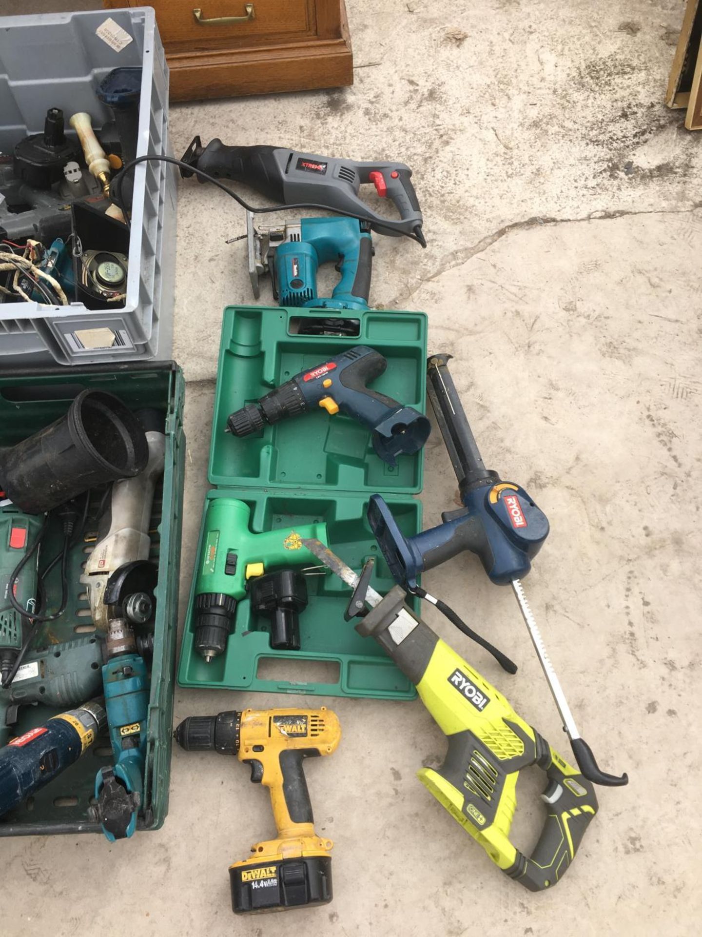 A LARGE COLLECTION OF POWER TOOLS TO INCLUDE DRILLS, SAWS, ANGLE GRINDERS, SPARE BATTERIES ETC ETC - Image 4 of 4