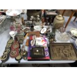 A LARGE MIXED GROUP OF ITEMS TO INCLUDE HORSE BRASSES ETC