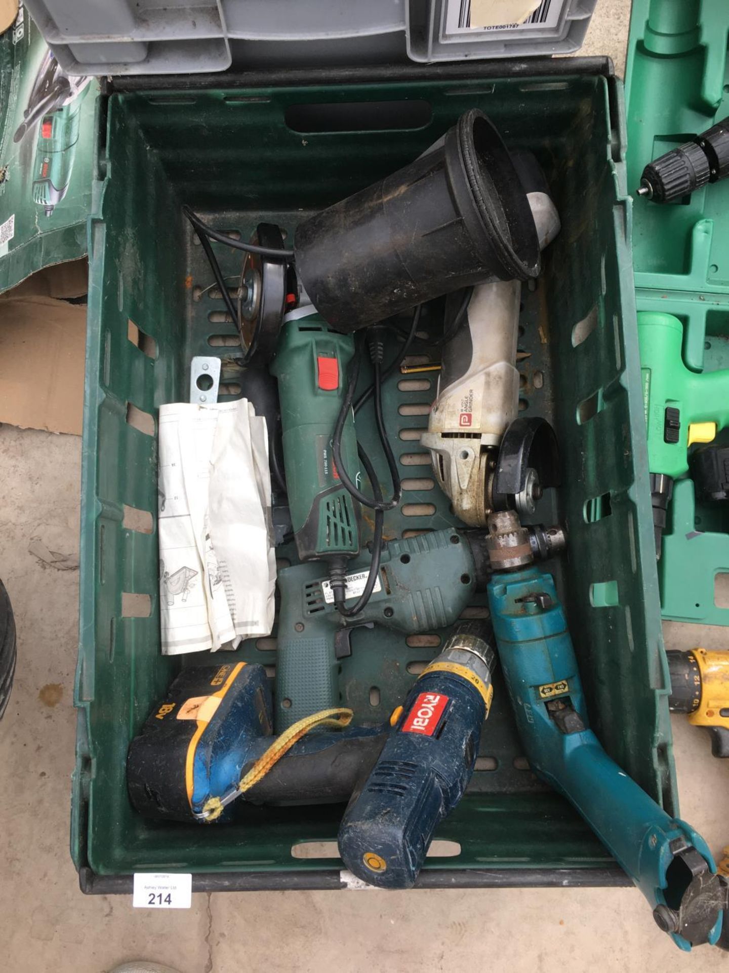 A LARGE COLLECTION OF POWER TOOLS TO INCLUDE DRILLS, SAWS, ANGLE GRINDERS, SPARE BATTERIES ETC ETC - Image 2 of 4