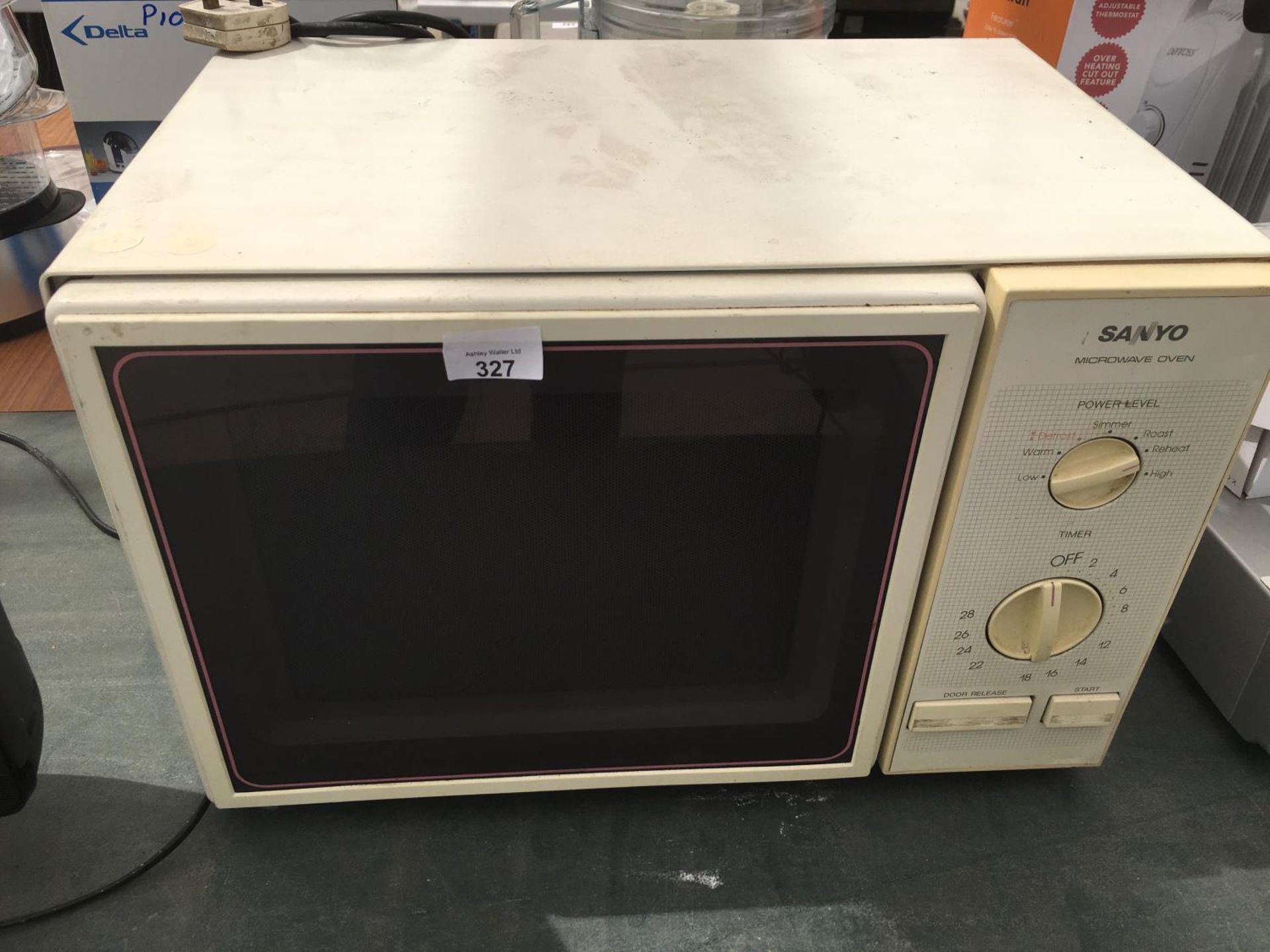 A SANYO MICROWAVE OVEN IN WORKING ORDER