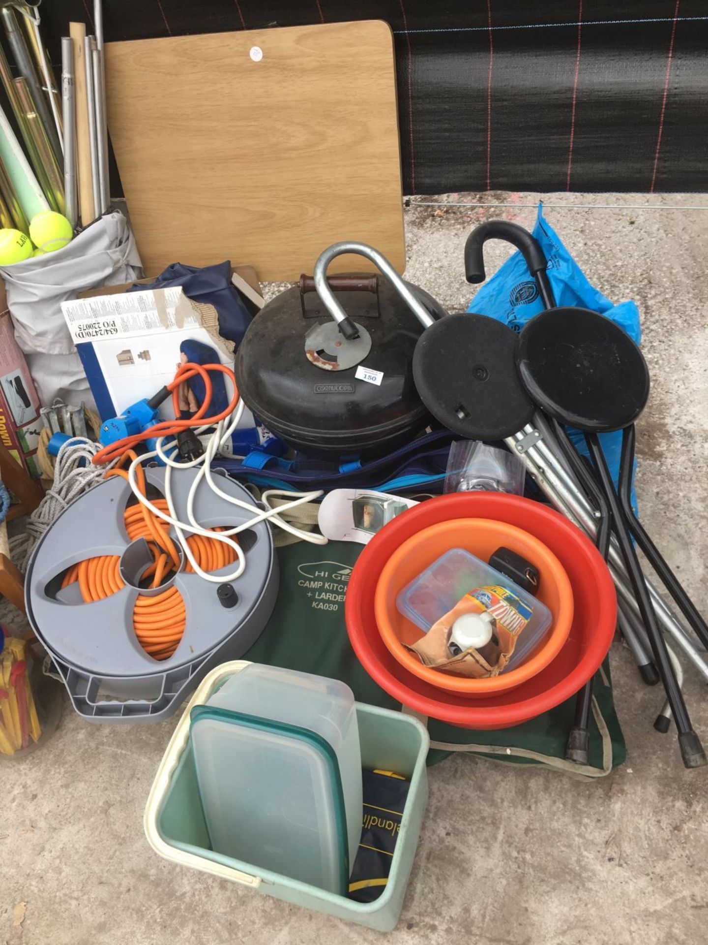 A MIXED CAMPING LOT TO INCLUDE A HI GEAR CAMP KITCHEN AND LARDER, HOOK UP CABLE, MATS, STOOL, - Image 2 of 3