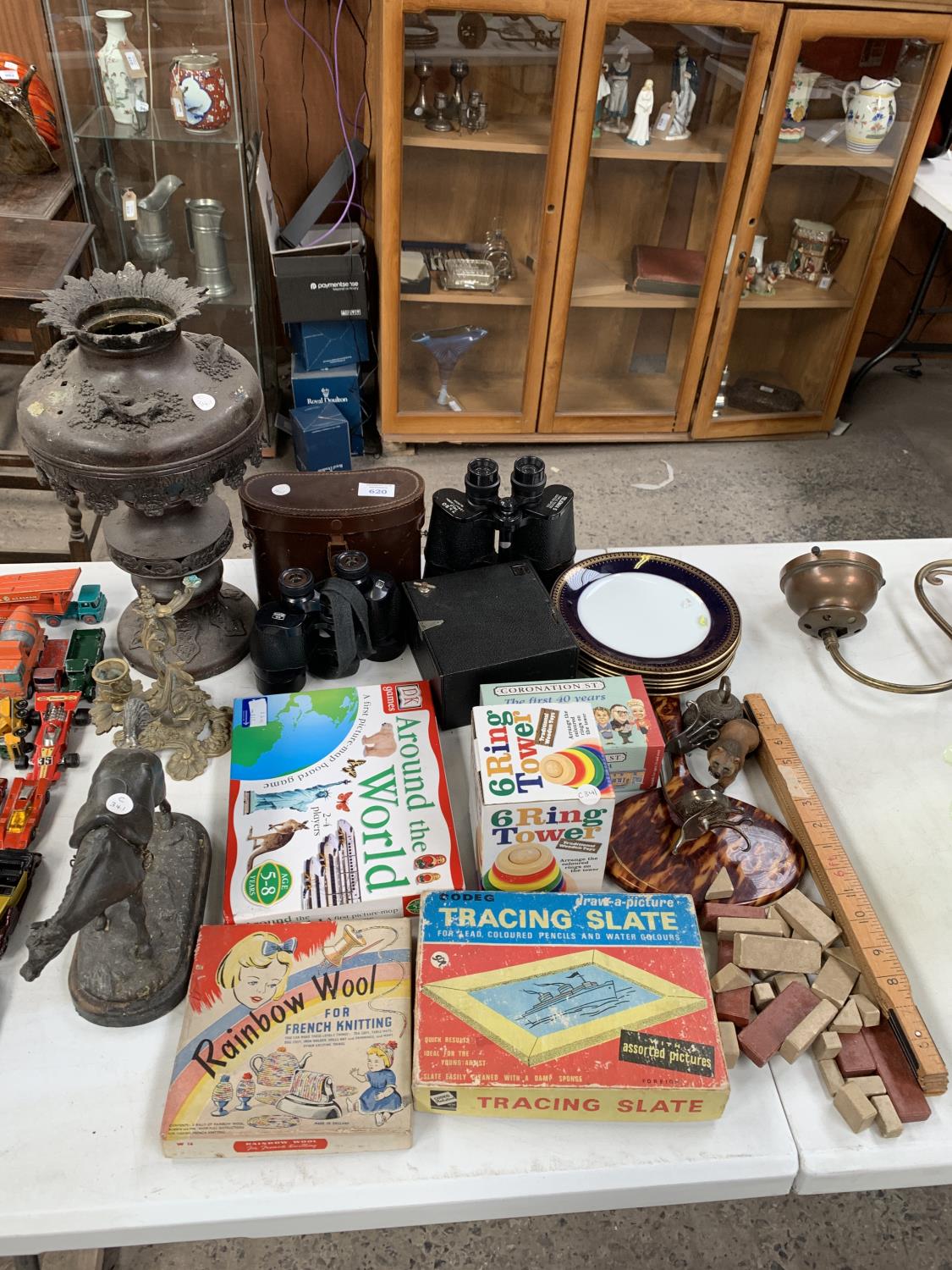 A MIXED GROUP OF ITEMS TO INCLUDE BINOCULARS, OIL LAMP ETC