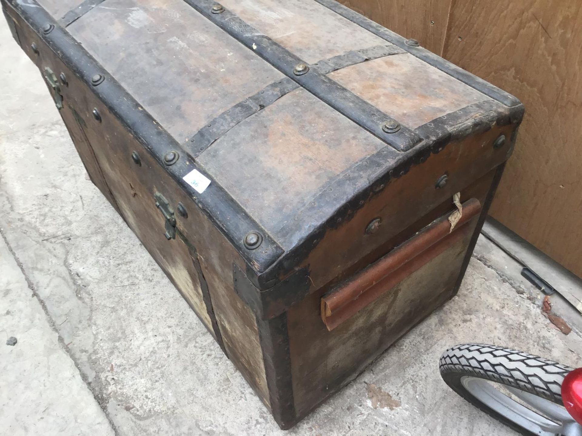 A VINTAGE WOODEN TRUNK WITH METAL STRAPPING (HANDLES A/F) - Image 4 of 4