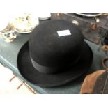 A VINTAGE GENTS BOWLER HAT