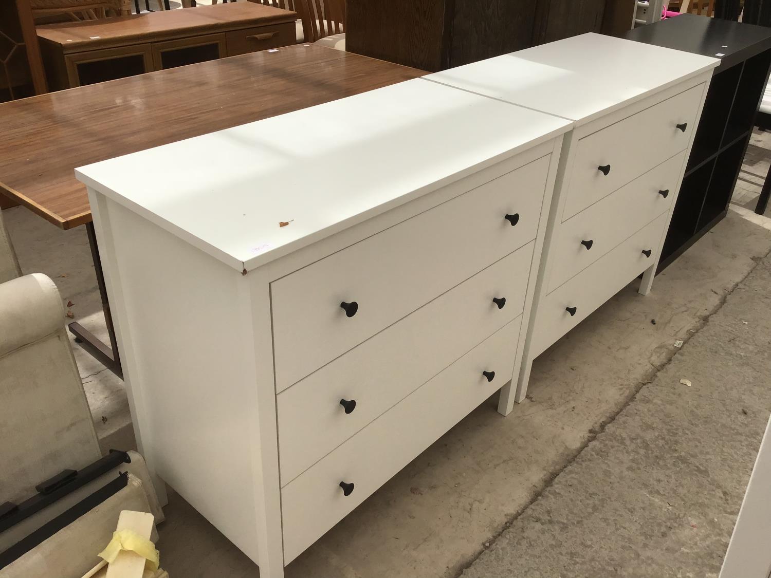 A PAIR OF MODERN WHITE CHESTS OF THREE DRAWERS