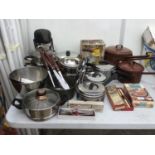 A LARGE COLLECTION OF KITCHEN ITEMS TO INCLUDE PANS, FLATWARE, STAINLESS STEEL BOWLS ETC