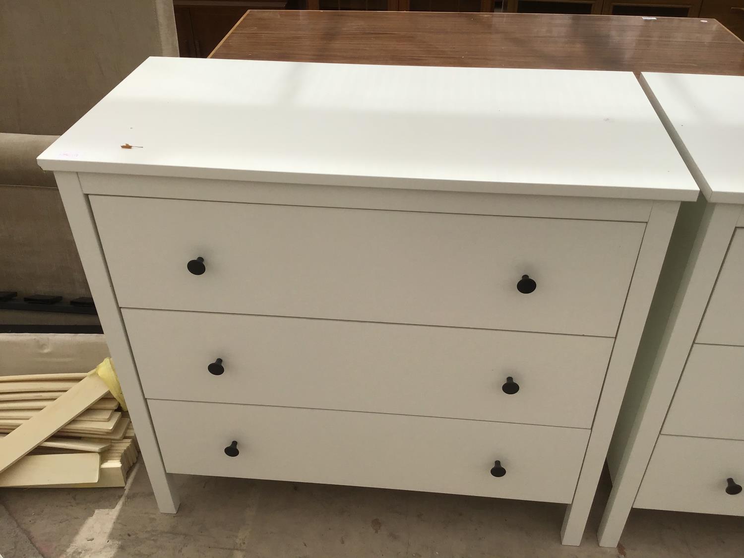 A PAIR OF MODERN WHITE CHESTS OF THREE DRAWERS - Image 2 of 3