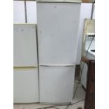 A DAEWOO FRIDGE FREEZER IN WORKING ORDER (WITH WOODEN SHELVES AND ONE FREEZER DRAWER MISSING)