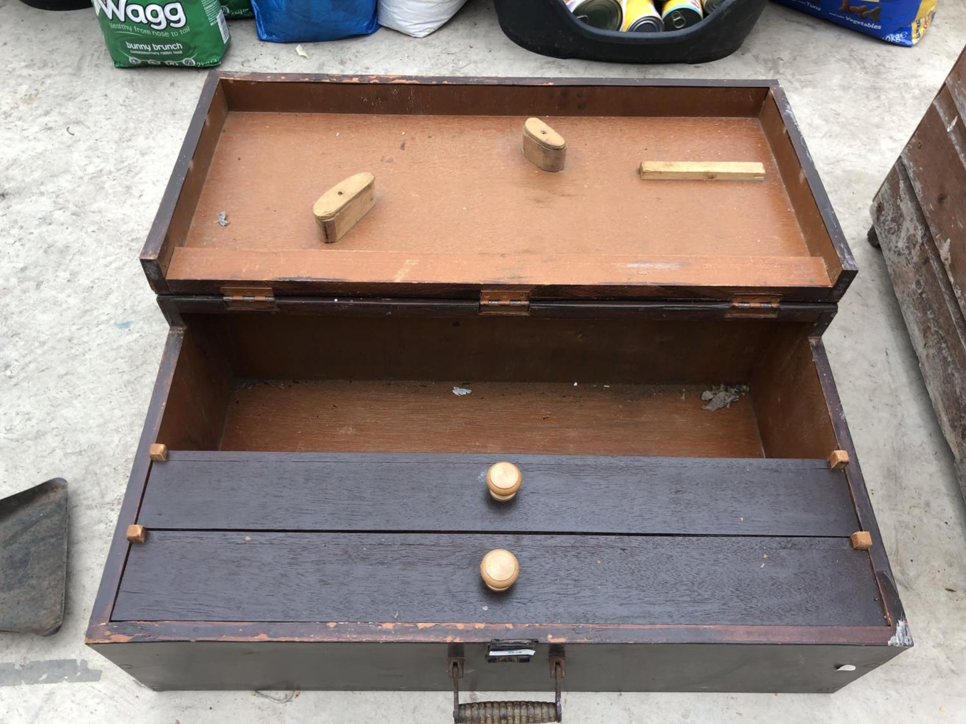 A VINTAGE WOODEN TOOL CHEST WITH TWO INNER DRAWERS