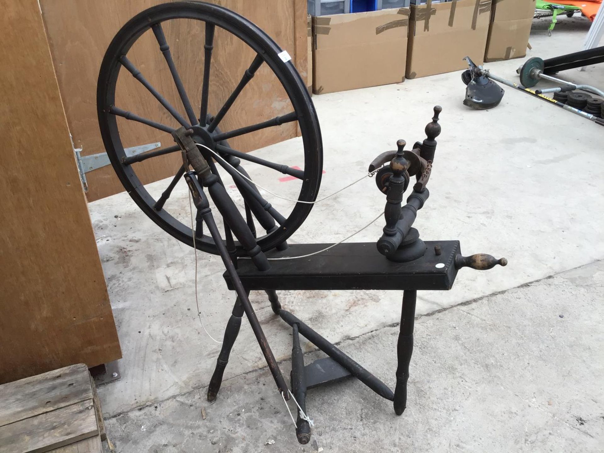 A VINTAGE SPINNING WHEEL - Image 2 of 3