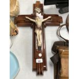 A TREACLE GLAZE CERAMIC RELIGIOUS JESUS ON THE CROSS DISPLAY