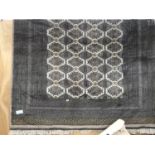 A LARGE 350CM X 220CM GREY PATTERNED RUG