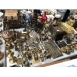 A HUGE MIXED GROUP OF ASSORTED BRASS, METAL WARES AND FURTHER ITEMS