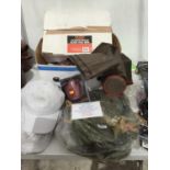 VARIOUS FISHING ITEMS TO INCLUDE A WYCHWOOD SOLACE MOZZY NET, BASEBALL CAPS, A FLAT SEAT,