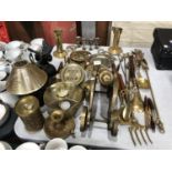 A LARGE GROUP OF ASSORTED BRASS AND FURTHER METAL WARES, MODEL CANNON ETC