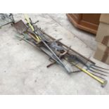 A LARGE GROUP OF ASSORTED GARDEN TOOLS, RAKES, PICK ETC