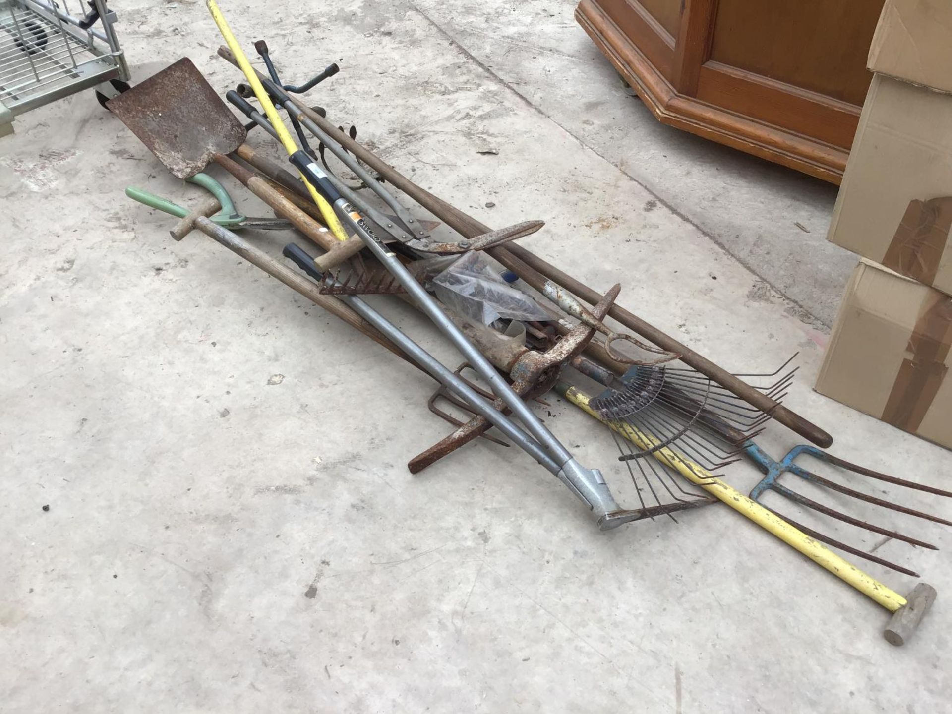 A LARGE GROUP OF ASSORTED GARDEN TOOLS, RAKES, PICK ETC