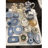 A COLLECTION OF MIXED CERAMICS TO INCLUDE CROWN DUCAL , JASPER WARE ETC