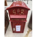 A RED G & R VICTORIAN STYLE POST BOX WITH KEYS