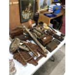 A MIXED GROUP OF WOODEN / TREEN ITEMS, WOODEN BOXES, BOOKENDS ETC