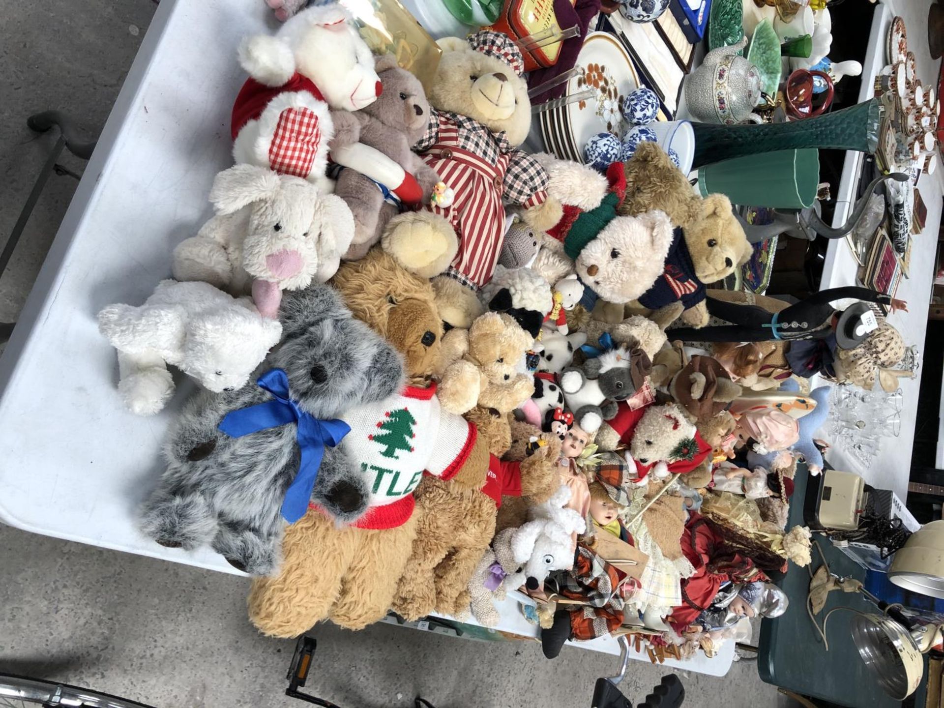 A LARGE COLLECTION OF TEDDY BEARS, DOLLS AND OTHER TOYS