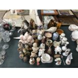 A MIXED GROUP OF CERAMICS, ORNAMENTS ETC