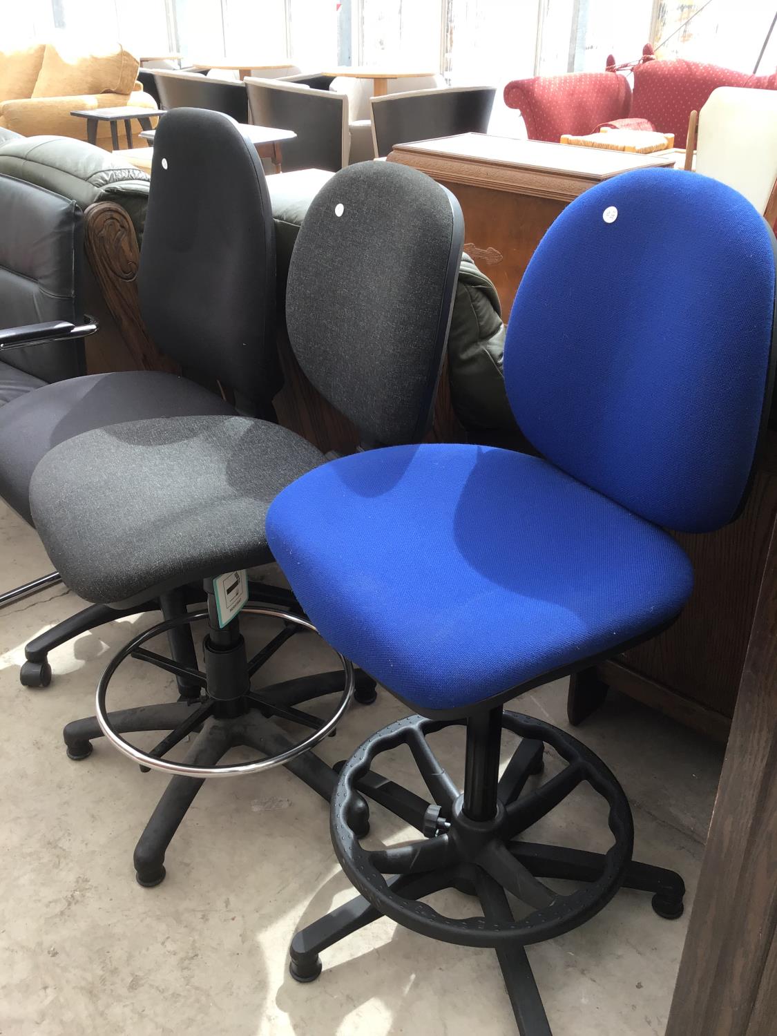 SIX MODERN OFFICE CHAIRS - Image 4 of 4
