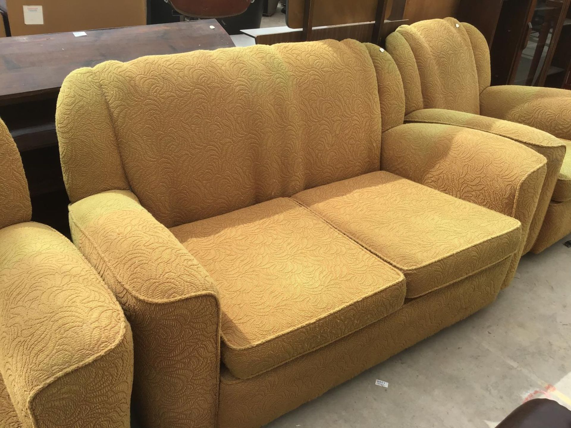 A 1930'S THREE PIECE SOFA SUITE - Image 3 of 4