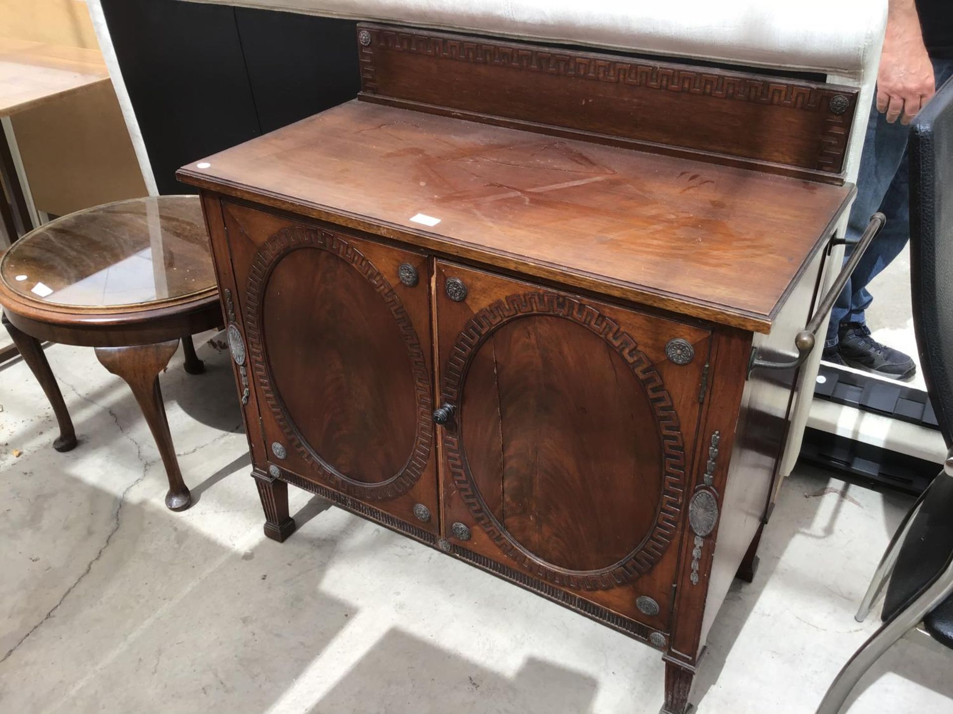 A MAHOGANY SIDEBOARD WITH LOWER DOORS