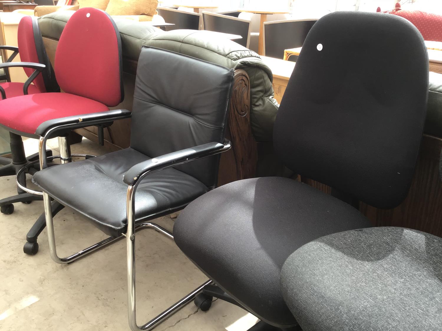 SIX MODERN OFFICE CHAIRS - Image 3 of 4
