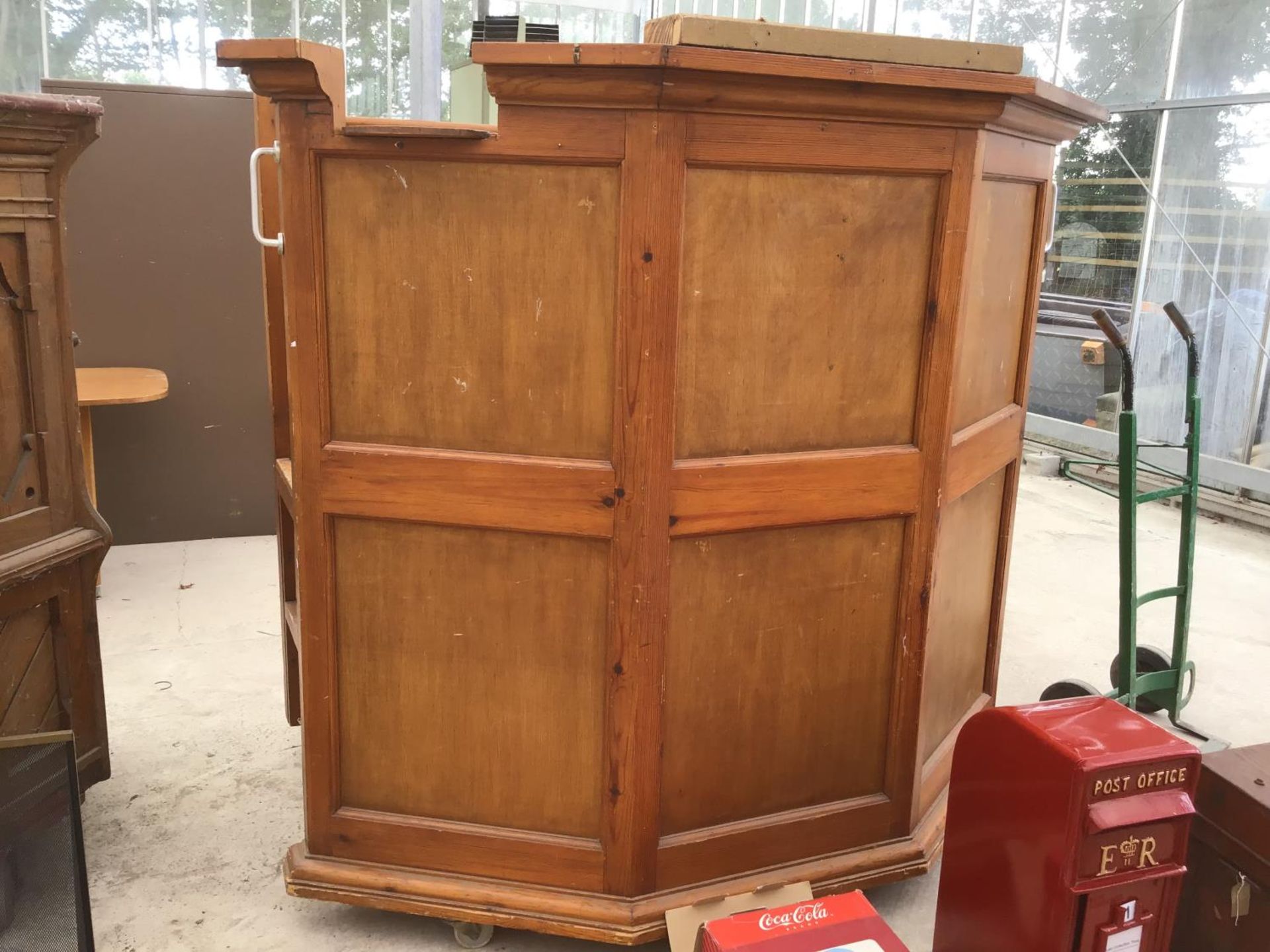 A LARGE PINE AUCTIONEERS ROSTRUM ON WHEELS, SEE PHOTOS - Image 2 of 6