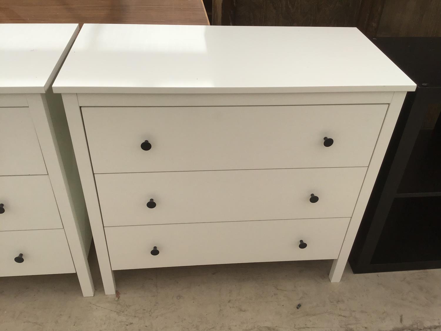 A PAIR OF MODERN WHITE CHESTS OF THREE DRAWERS - Image 3 of 3