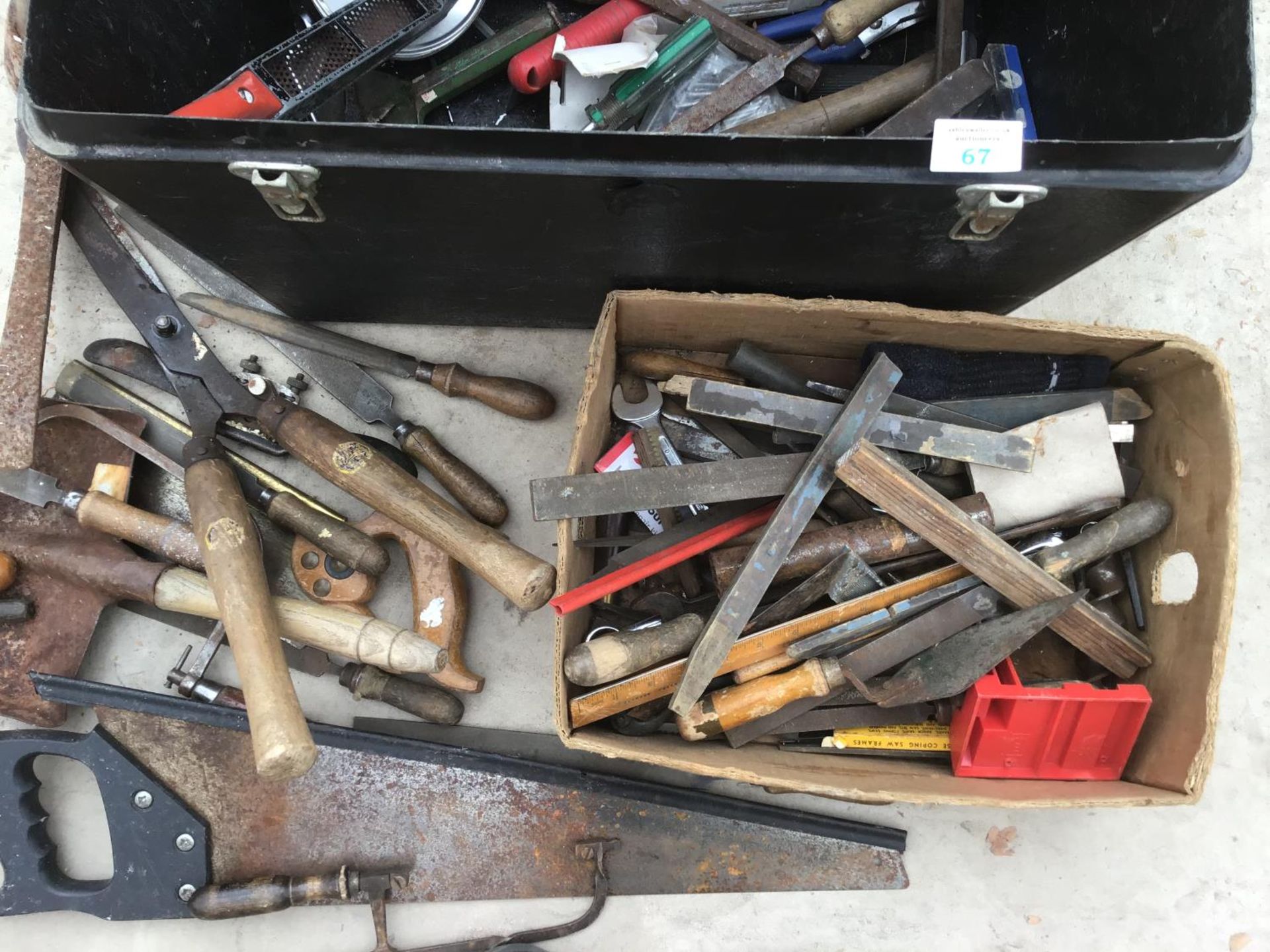 A TOOL BOX CONTAINING VARIOUS TOOLS TO INCLUDE A PICKAXE, SAWS, SHEARS, RASPS ETC - Image 3 of 3