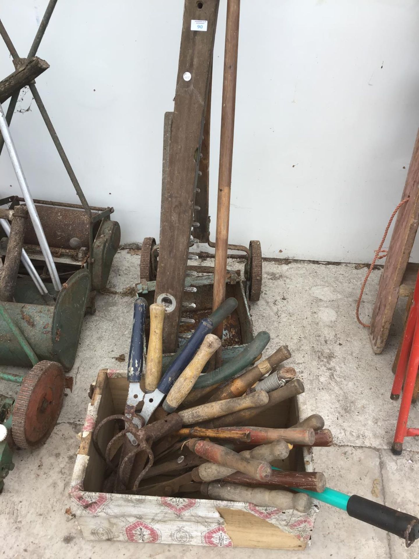 A LARGE COLLECTION OF VINTAGE GARDENING TOOLS TO INCLUDE SHEARS, MOWERS, SPADES ETC - Image 2 of 4