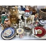 A LARGE COLLECTION OF CERAMICS AND GLASSWARE TO INCLUDE PLATES, VASES ETC