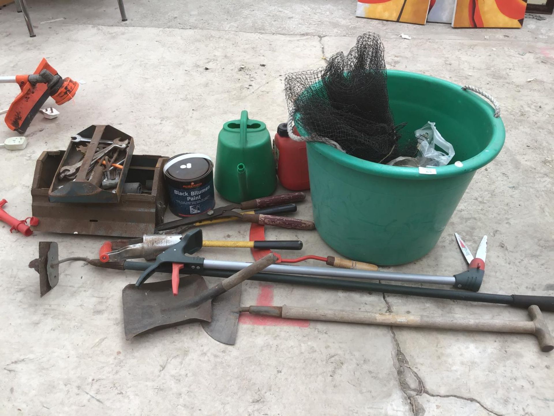 A MIXED LOT OF GARDEN TOOLS TO INCLUDE SHEARS, SHOVEL, BULB PLANTER, TUB, WATERING CAN AND METAL