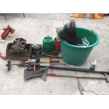 A MIXED LOT OF GARDEN TOOLS TO INCLUDE SHEARS, SHOVEL, BULB PLANTER, TUB, WATERING CAN AND METAL