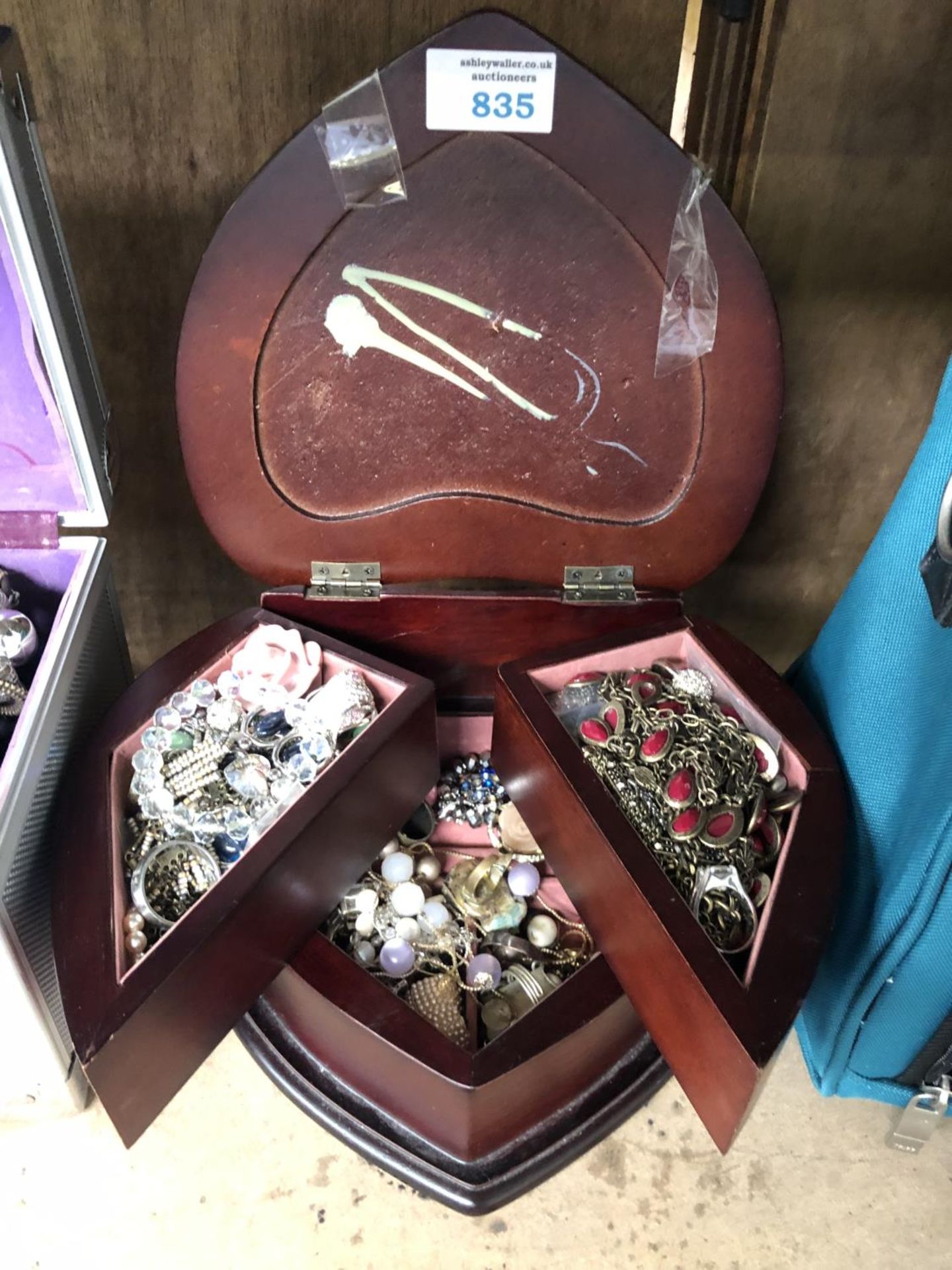 A BOX OF ASSORTED COSTUME JEWELLERY