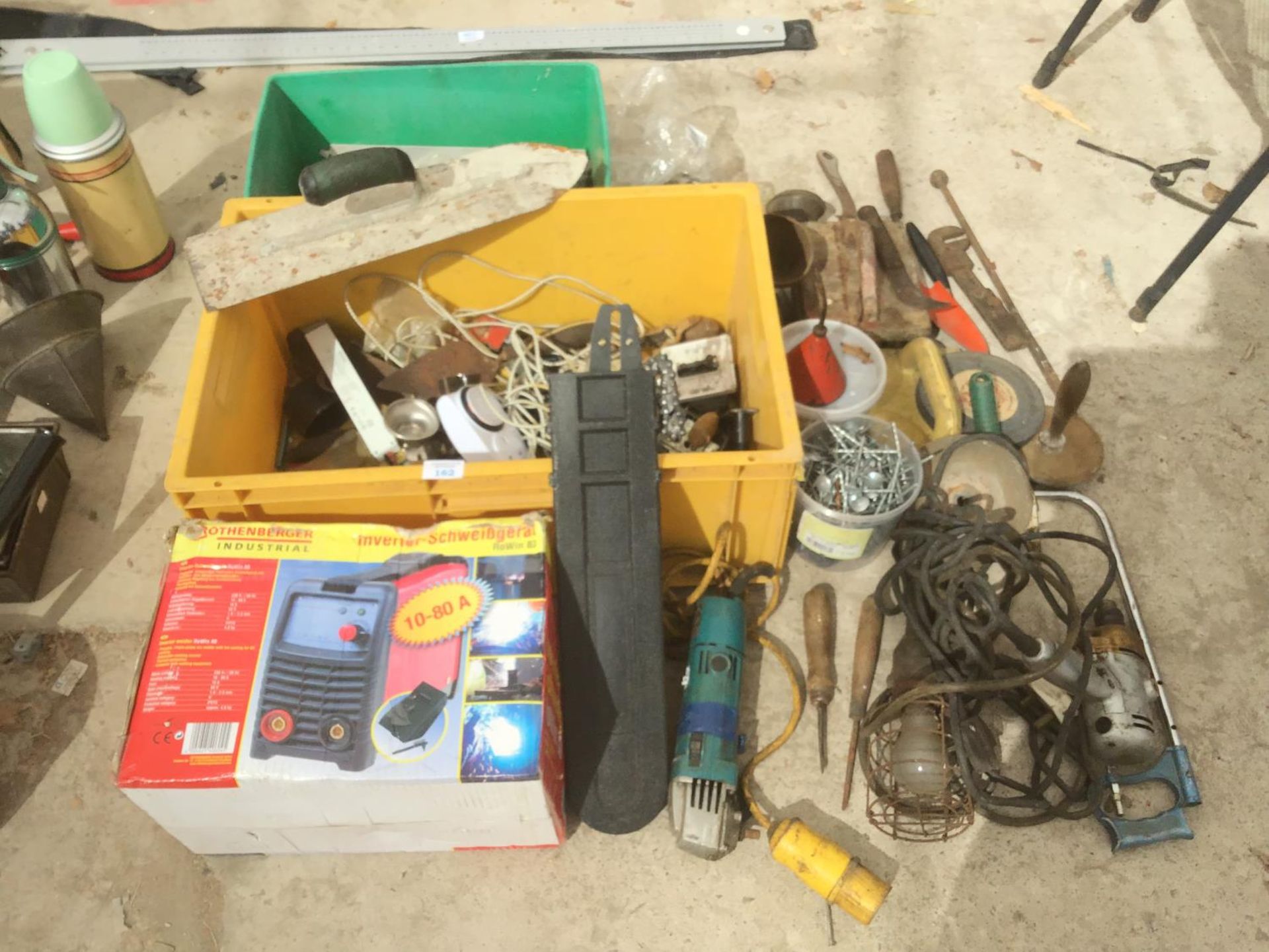 A LARGE QUANTITY OF TOOLS TO INCLUDE AN INVERTER, CHAINSAW BLADE AND CHAIN, INSPECTION LAMP,