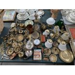 A COLLECTION OF BRASS AND METAL WARE TO INCLUDE PLATES, DISHES CANDLE STICKS AND LIGHT FITTINGS ETC