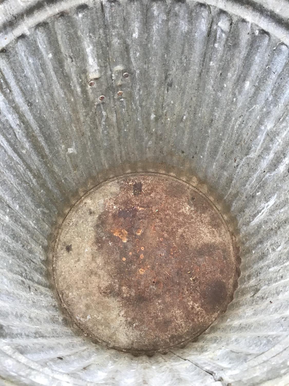 A VINTAGE GALVANISED BIN WITH LID - Image 2 of 2