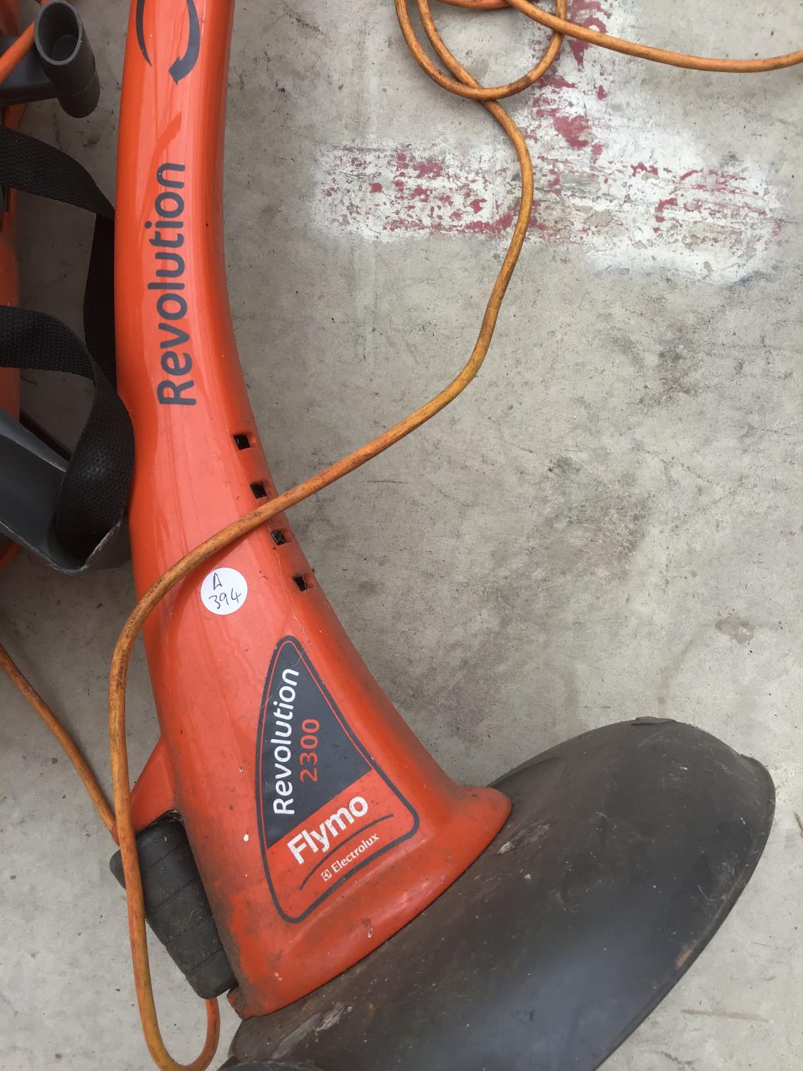 A FLYMO REVOLUTION 2300 ELECTRIC STRIMMER AND A FLYMO 2700W TURBO GARDEN VAC BOTH IN WORKING ORDER - Image 2 of 3