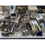 A LARGE COLLECTION OF SILVER PLATED AND METAL WARE ITEMS TO INCLUDE BOXED FLATWARE, JUGS, TRAYS,