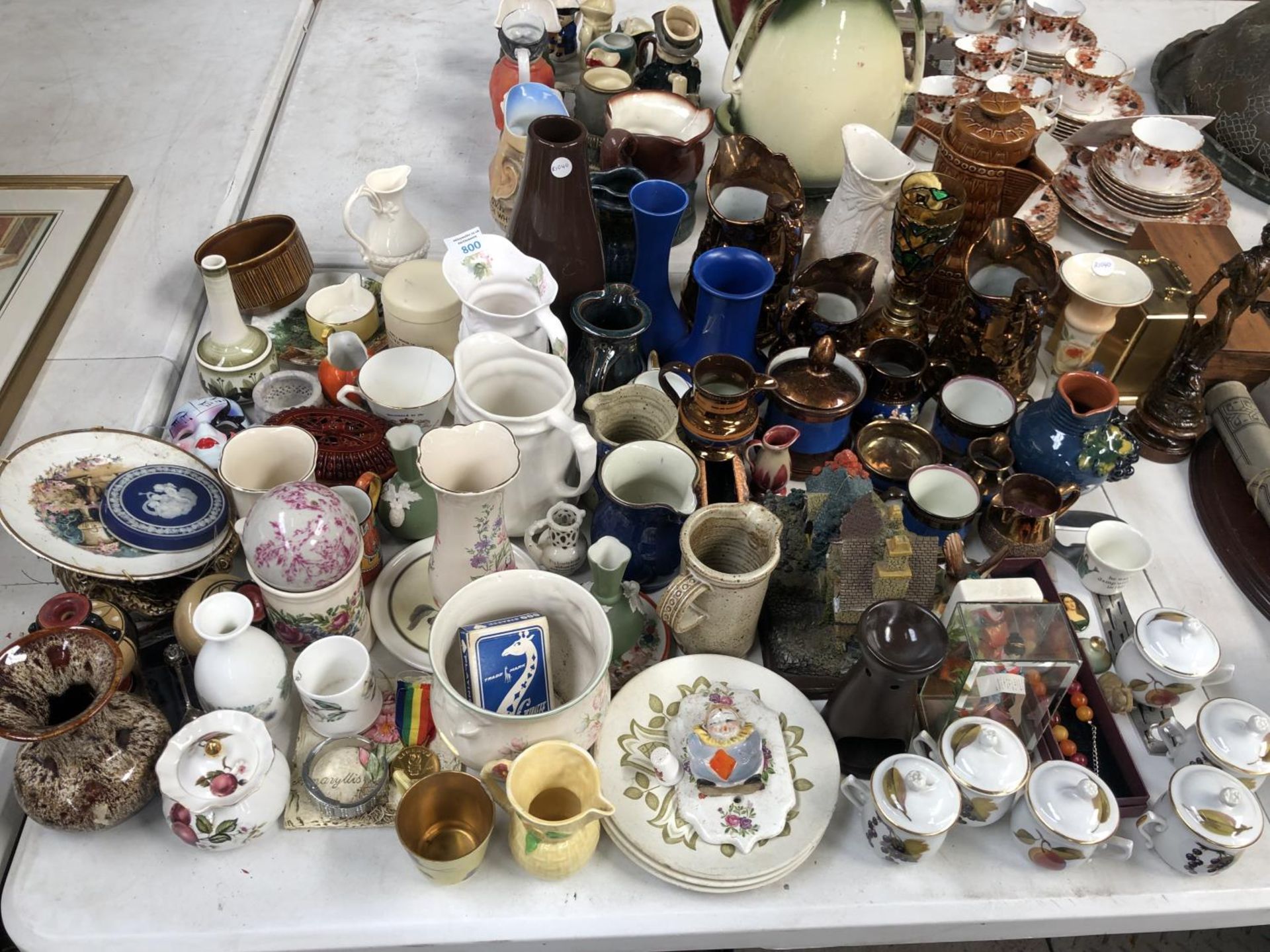 A LARGE COLLECTION OF VARIOUS CERAMICS TO INCLUDE PLATES, CUPS, VASES ETC