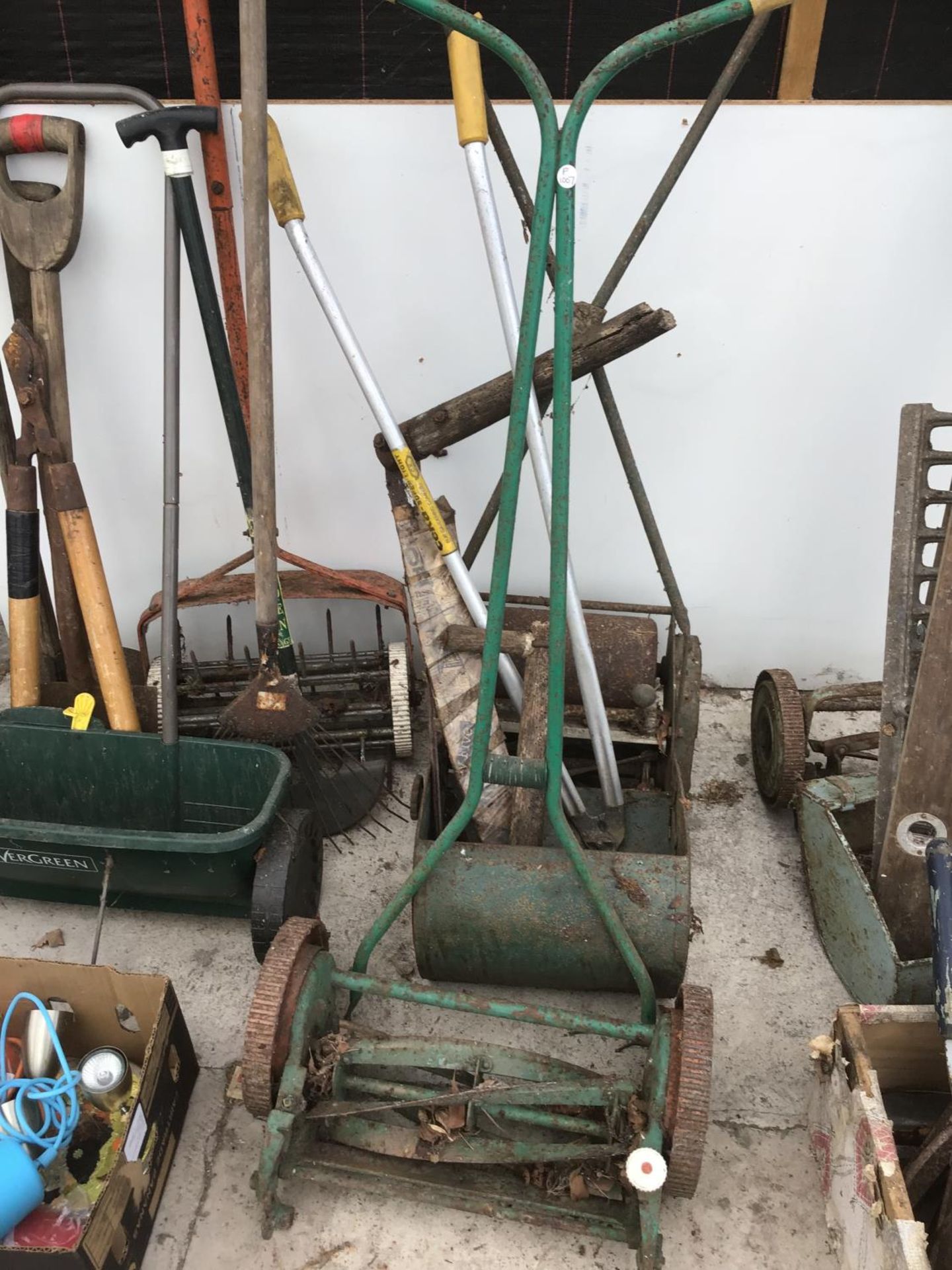 A LARGE COLLECTION OF VINTAGE GARDENING TOOLS TO INCLUDE SHEARS, MOWERS, SPADES ETC - Image 3 of 4