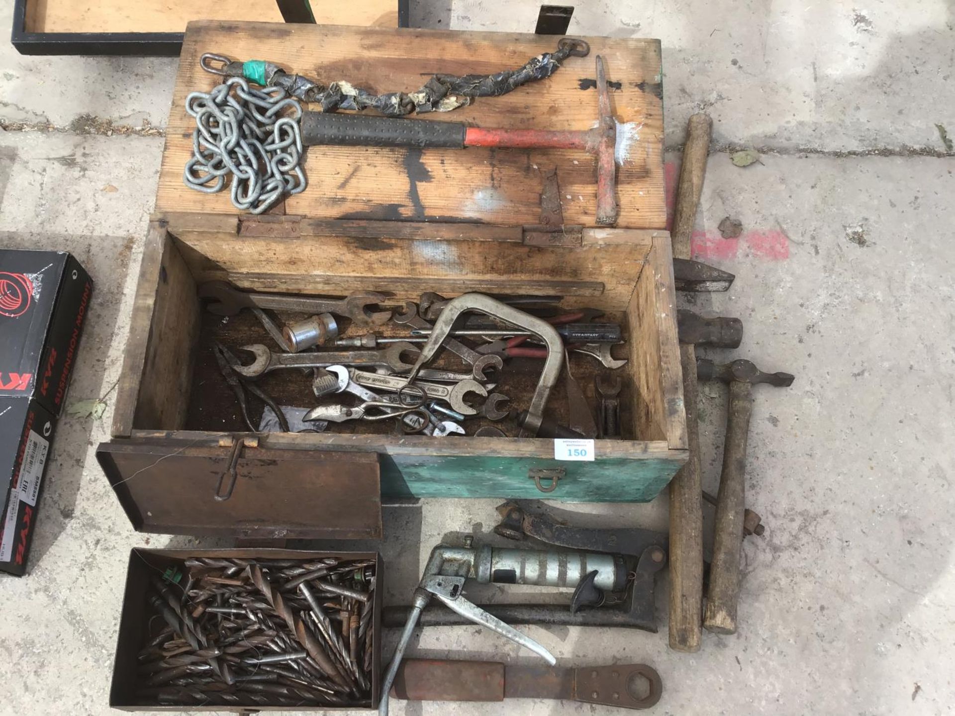 A VINTAGE WOODEN TOOL BOX WITH CONTENETS TO INCLUDE SPANNERS, HAMMERS, COMPRESSOR TOOL, CHAINS ETC