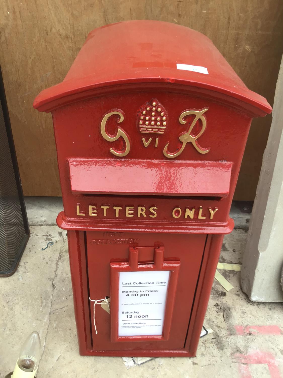 A RED G & R VICTORIAN STYLE POST BOX WITH KEYS