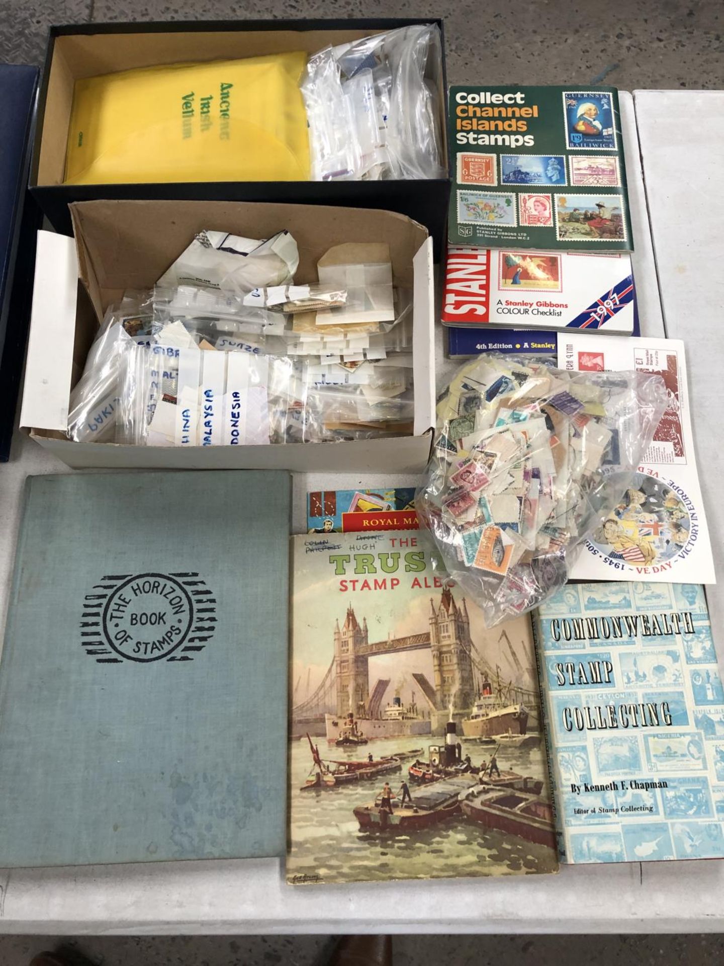 A LARGE BOX OF STAMPS, LOOSE EXAMPLES, ALBUMS ETC