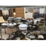 A COLLECTION OF PANS ETC TO INCLUDE ENAMEL WARE, BRASS AND STAINLESS STEEL