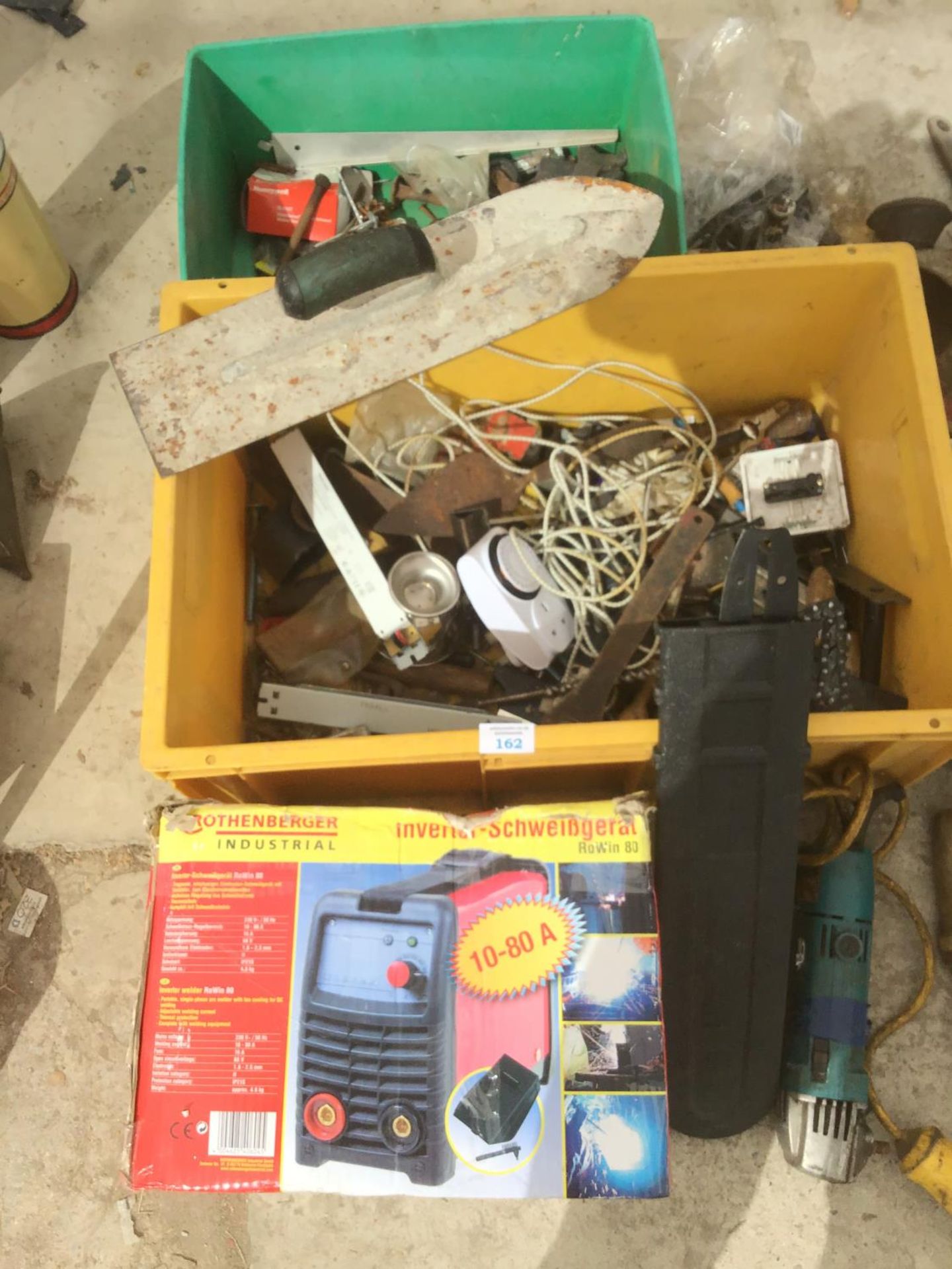 A LARGE QUANTITY OF TOOLS TO INCLUDE AN INVERTER, CHAINSAW BLADE AND CHAIN, INSPECTION LAMP, - Image 3 of 3